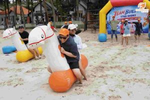 Phan Thiết team building do SaigonHolidayTravel tổ chức - Đua ngựa hơi trên bãi cát