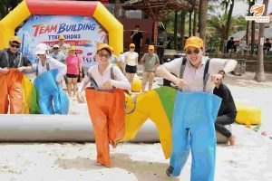 Phan Thiết team building do SaigonHolidayTravel tổ chức - Thử thách chạy bao bố đôi