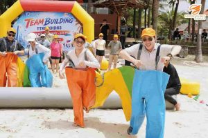 Checklist tổ chức chuyến du lịch công ty - Tổ chức các trò chơi team building trên biển