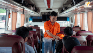 Hướng dẫn viên đồng hành cùng đoàn khách du lịch